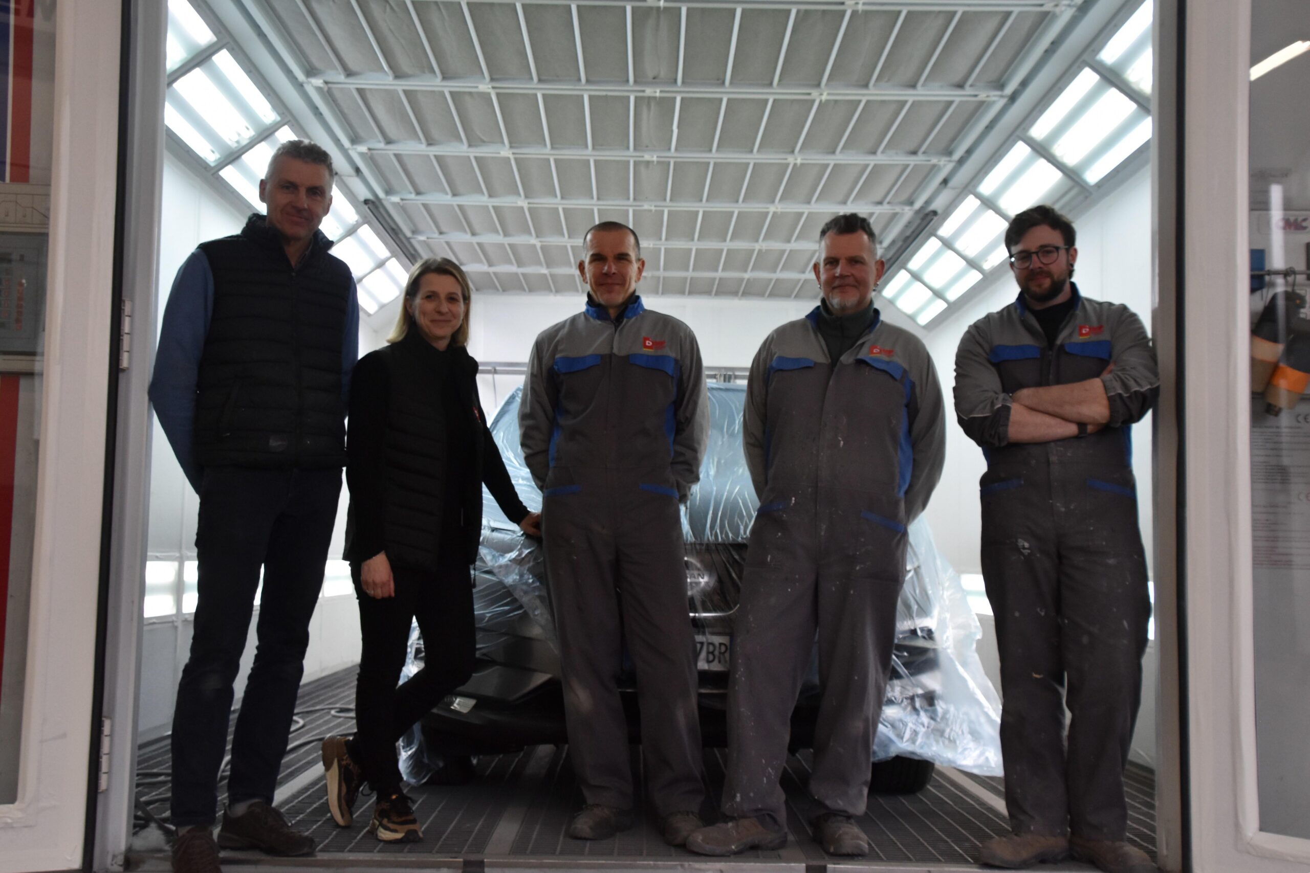 Il team della Carrozzeria D'Isep all'interno dell'officina